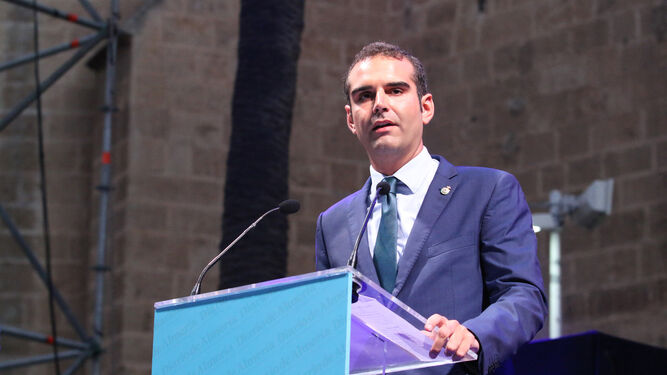El alcalde de Almería, Ramón Fernández-Pacheco, durante su intervención en la Gala del X Aniversario.