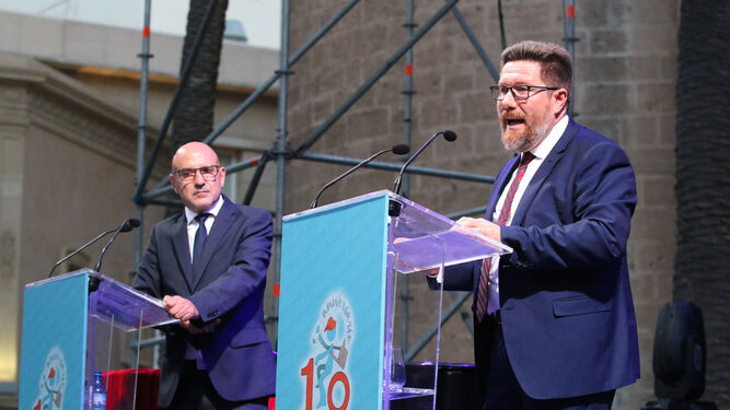 El director de Diario de Almería atiende durante las palabras del consejero de Agricultura, Rodrigo Sánchez.