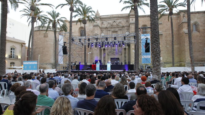 Lleno hasta la bandera de la Plaza de la Catedral, ni una silla libre, durante el acto celebrada ayer con motivo del X Aniversario de Diario de Almería.