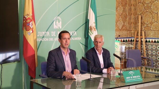 El delegado de Salud de la Junta en Almería y el director de Salud Responde durante la rueda de prensa.