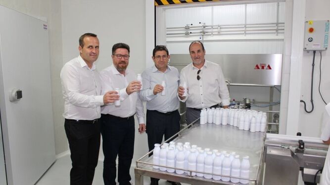 Sánchez Haro, durante su visita a la fábrica de yogur líquido en Lubrín.