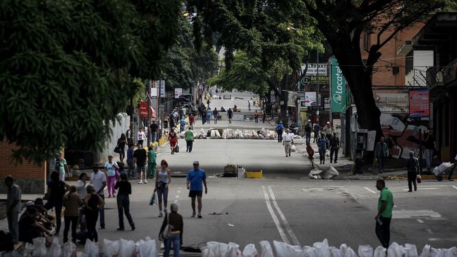 Vista de una avenida cortada durante el comienzo ayer de la huelga general de 48 horas en Caracas.