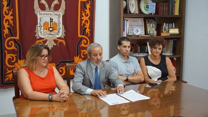 Momento de la presentación del Plan Estratégico en el Ayuntamiento veratense de manos del alcalde, Félix López.