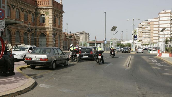 Agentes de la Policía Local de Almería durante una inspección de control rutinaria en la Estación Intermodal.