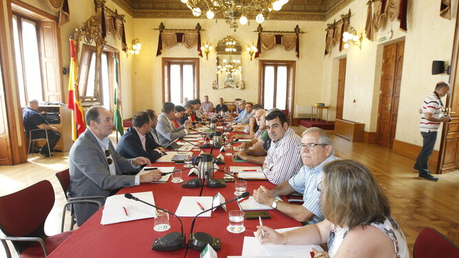 Los consejeros de Agricultura, Rodrigo Sánchez Haro, y de Medio Ambiente, José Fiscal, presidieron ayer la Mesa del Agua en Almería.