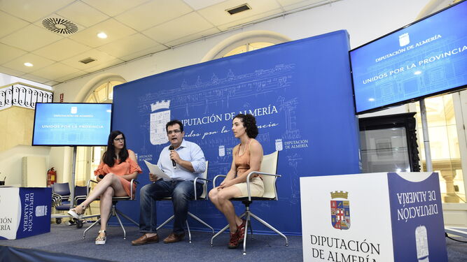 El diputado de Cultura, Antonio J. Rodríguez acompañado por Almudena Morales, alcaldesa de Laujar de Andarax y Nuria Puig.