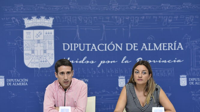 El diputado de Fomento, Óscar Liria, y la diputada de Medio Ambiente, María López, presentaron ayer las bases del plan.
