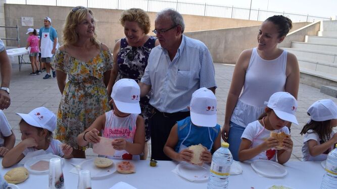 El alcalde, Antonio Bonilla, ha visitado a los pequeños durante su comida saludable.