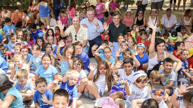 El vicepresidente, Ángel Escobar, junto a los alcaldes de la comarca y el centenar de niños que participaron en el encuentro de las escuelas de verano.