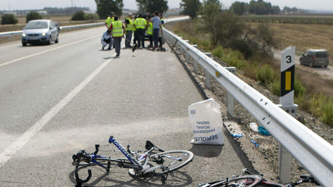 Bicicletas completamente destrozadas después de que un grupo de ciclistas fueran embestidos por un turismo.