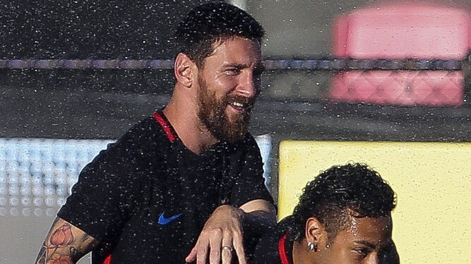 Messi y Neymar se agarran en un entrenamiento en Miami.