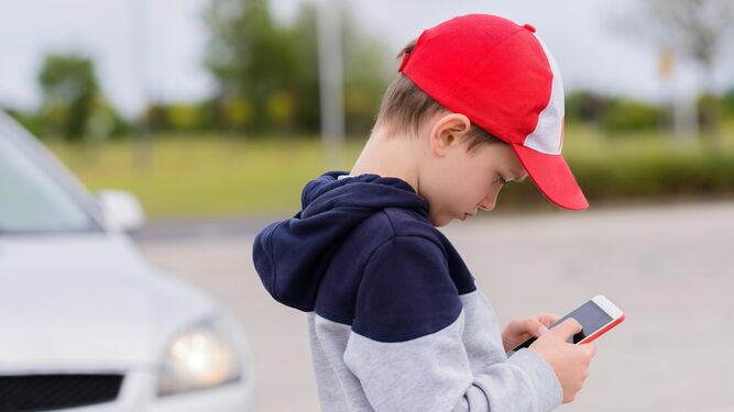 La guía de Smartme Family pretende "concienciar a los niños para que los móviles no dicten su vida".