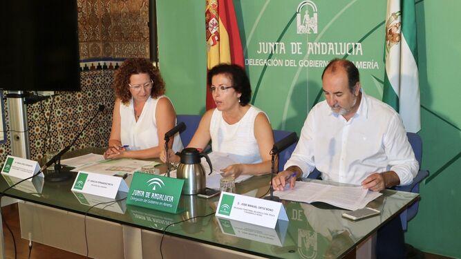 María López, presidenta del Grupo Pesquero Costa de Almería, y los delegados Gracia Fernández y José Manuel Ortiz.