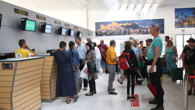 Decenas de viajeros en la terminal de facturación del Aeropuerto de Almería