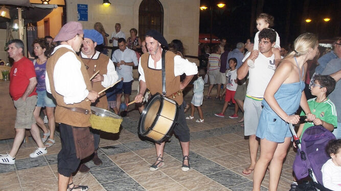 Pasacalles del Mercado Medieval celebrado el año pasado en Roquetas.