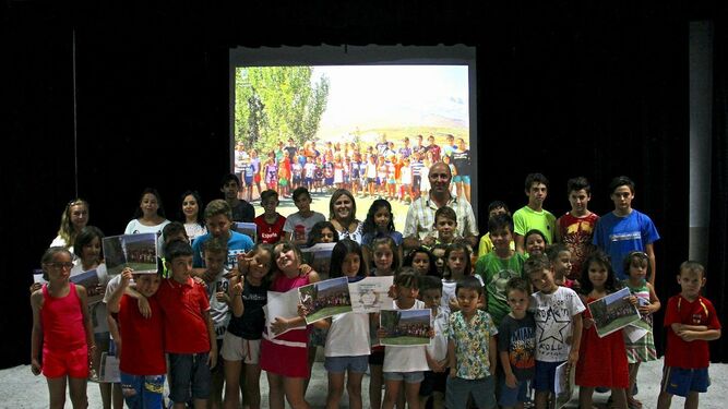 Los niños de la Escuela de Verano en la clausura acompañados por monitores y el alcalde Antonio Ortiz Oliva.