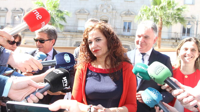 La consejera de Hacienda, María José Montero, atiende a los medios tras un acto en Huelva.