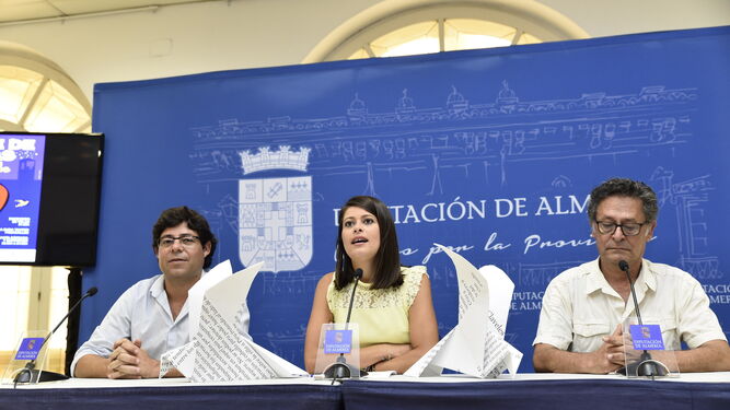 La diputada Ángeles Martínez con el concejal Alexis Pineda y Paco Cañizares.