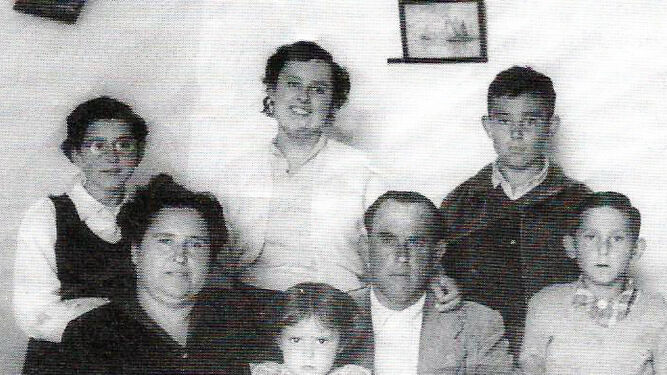 Foto de familia del autor donde aparece siendo un niño.