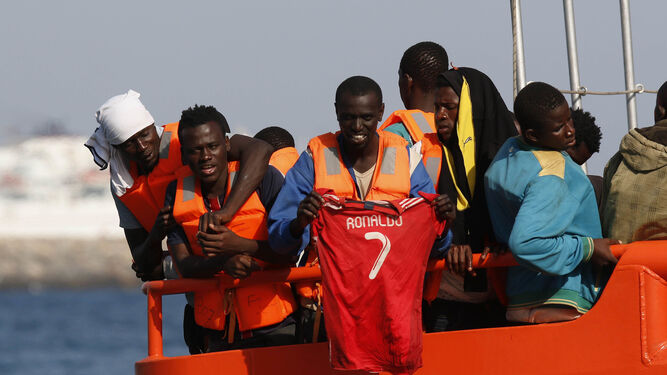 Parte de los inmigrantes rescatados y trasladados al puerto de Almería el pasado miércoles.
