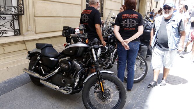 Una legión de amantes de las Harley&Davidson se hicieron notar en pleno lunes de Feria. Así llegaban los moteros al Mercado Central