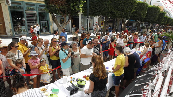 El Paseo de Almería congregó a muchos curiosos que quisieron ver en primera línea el emplatado de los ocho participantse en la XXIII edición del Concurso Gastronómico.