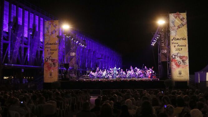 Bajo uno de los monumentos más importantes de Almería, se celebró un concierto lleno de arte.