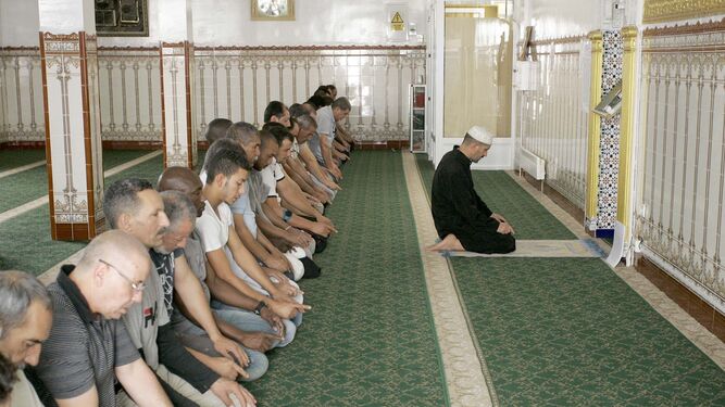 Fieles musulmanes durante uno de sus rezos en la mezquita del Casco Histórico de Almería.