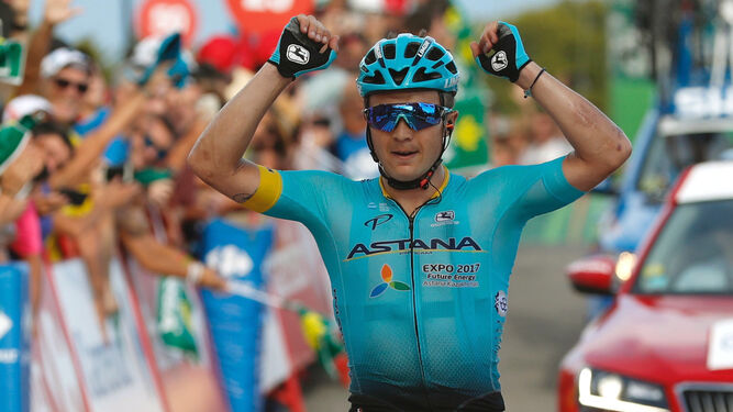 El ganador de la quinta etapa de la Vuelta a España, Alexey Lutsenko, alza los brazos en la meta.