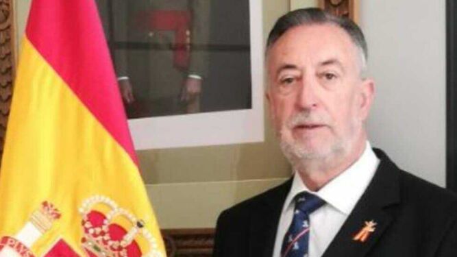 Antonio López Tarifa posa orgulloso ante la Bandera de España.