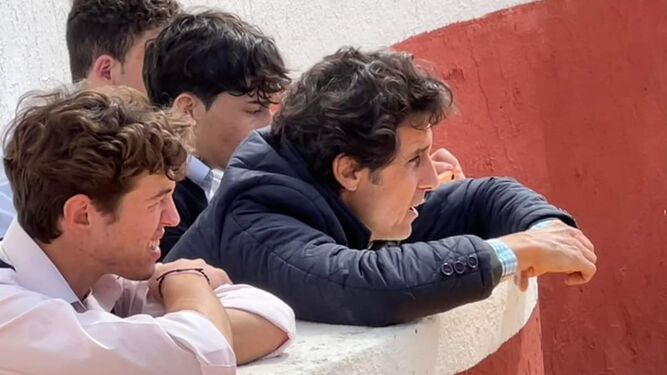 Ruiz Manuel tras el burladero con  tres alumnos en una clase práctica.