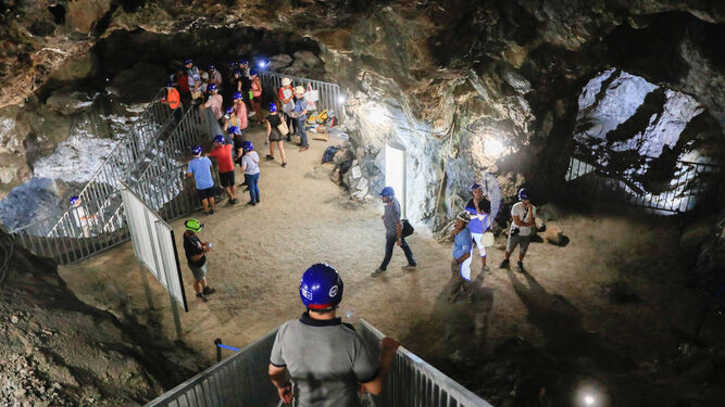 Visitantes en el interior de la Mina Rica de Pilar de Jaravía, donde se ubica la Geoda Gigante.