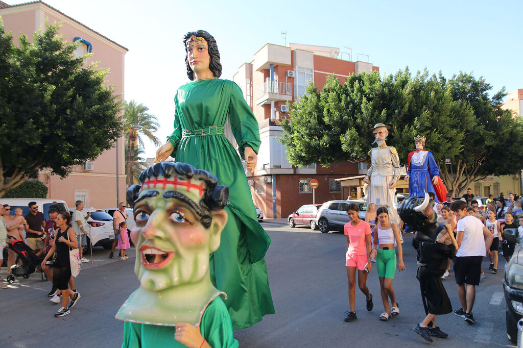 La Diana de gigantes y cabezudos, recorriendo las calles de Los &Aacute;ngeles y Plaza de Toros