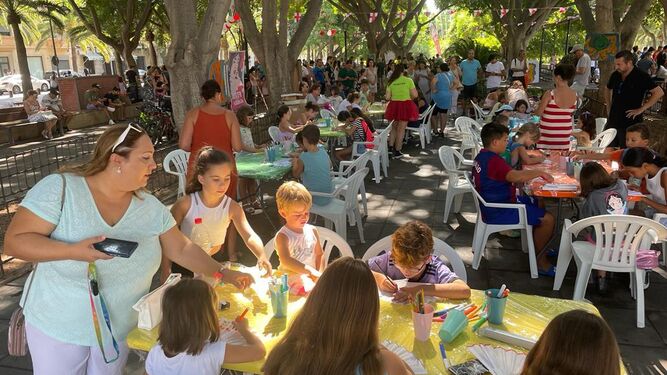 Niños y padres durante algunas de las actividades infantiles en el Parque Nicolás Salmerón