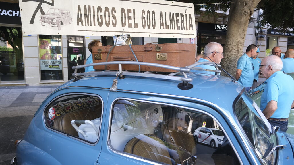 Im&aacute;genes de la exposici&oacute;n de Amigos del Seat 600 y Mini Cooper, en la Feria de Almer&iacute;a