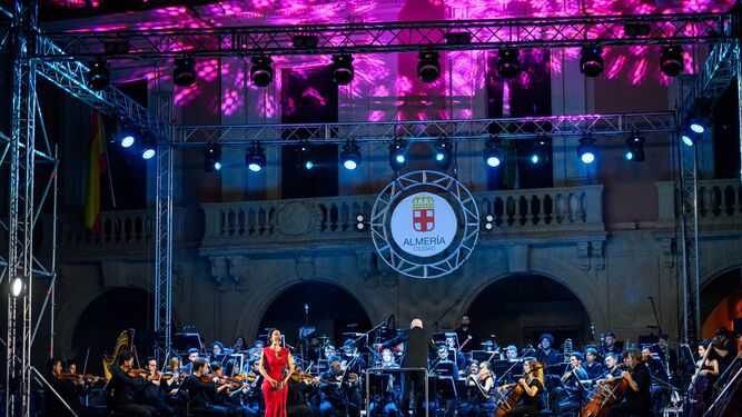 La OCAL contó con la participación de la soprano Leonor Bonilla en su concierto en la Plaza Vieja.