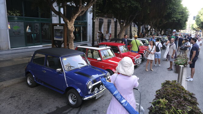 El Paseo de Almería ha sido el centro de una exposición de coches Mini y 600.