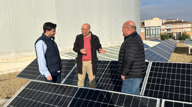 Ediles del equipo de Gobierno huercalense visitan una instalación de placas solares.
