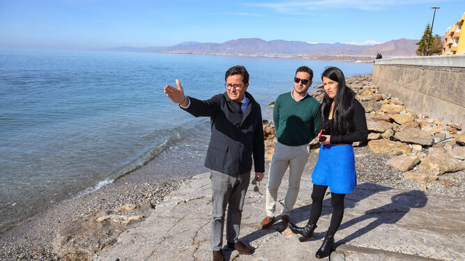 Francisco Góngora, alcalde de El Ejido, ha visitado el frente litoral de Balerma.