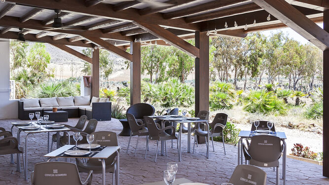 Terraza de un restaurante en el  Parque Natural cabo de Gata-Níjar