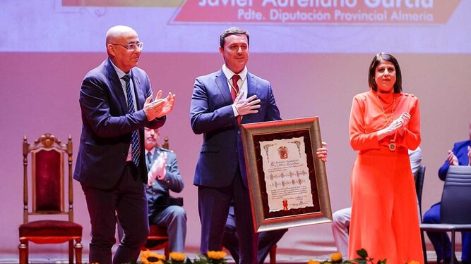 Entrega de la medalla de oro al presidente de la Diputación de Almería, Javier A. García.