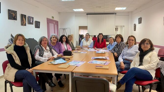 El tejido asociativo de mujeres de Roquetas de Mar se ha reunido para ultimar el programa de actividades del 8-M.