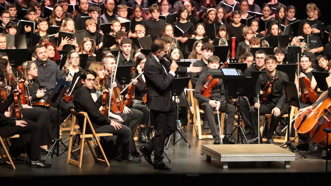 La Orquesta Sinfónica estuvo dirigida por José Antonio Guerrero.