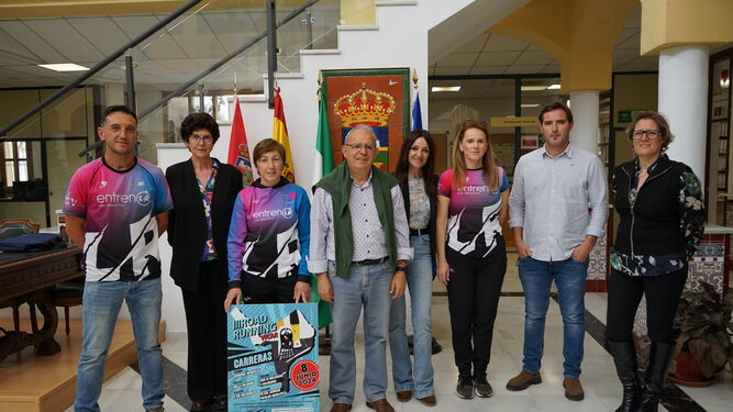 El alcalde de Vícar  y varios concejales, con los organizadores, en la presentación de la prueba
