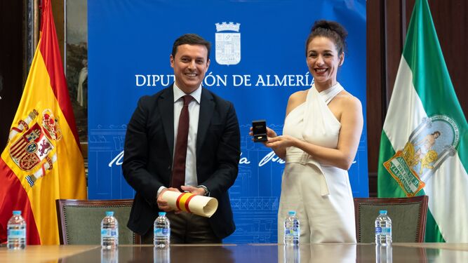 Javier A. García junto a Anabel Veloso que recibía ayer el Escudo de Oro del IEA.