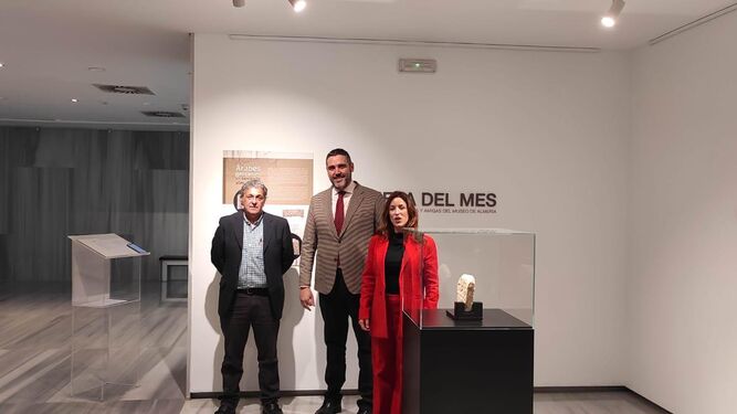 Jorge Lirola, Juan José Alonso y Tania Fábrega con la pieza del mes en el Museo de Almería.
