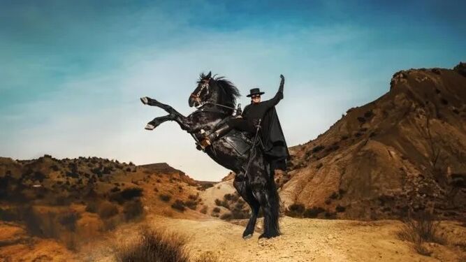 Espectacular imagen de El Zorro a lomos de su caballo en Almería.