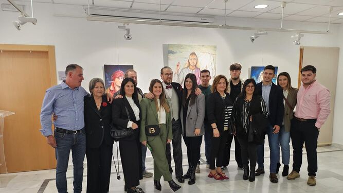 Garren rodeado de familiares y amigos en la apertura de la exposición en Olula del Río.