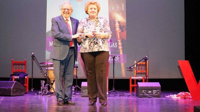 María  Dolores Fernández  Varga recoge sus distinción de manos del alcalde de Vícar
