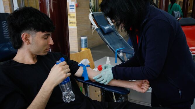 Un estudiante durante los minutos que duró la donación de sangre en el Aulario II de la Universidad de Almería